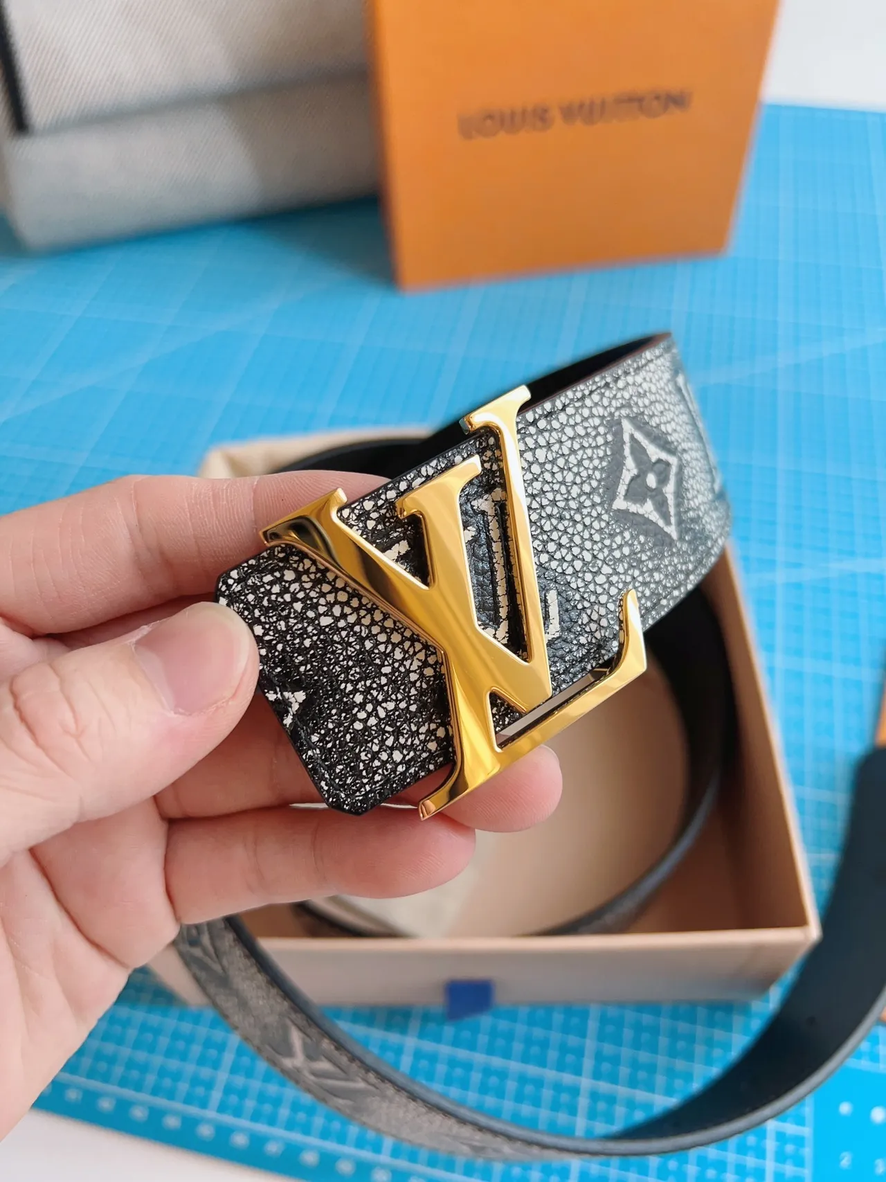 Louis Vuitton LV cinto monograma couro texturizado cinto 5