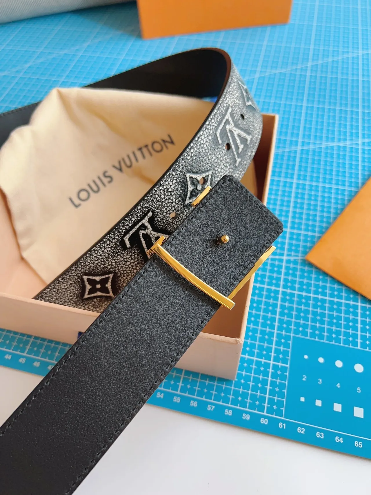 Louis Vuitton LV cinto monograma couro texturizado cinto 8