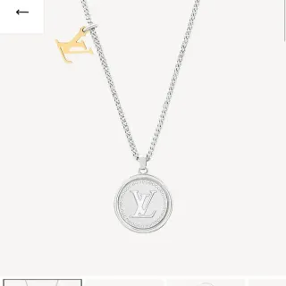 Colar medalhão LV Catch Louis Vuitton tom prata e dourado