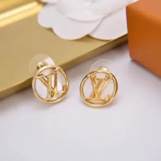 أقراط Louis Vuitton LV دائرية المونوغرام ذهبي اللون