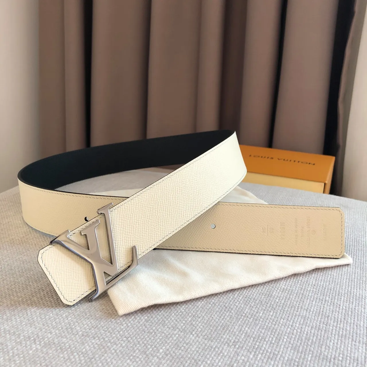 Louis Vuitton LV Initiales 40mm Cinto de couro preto liso 3