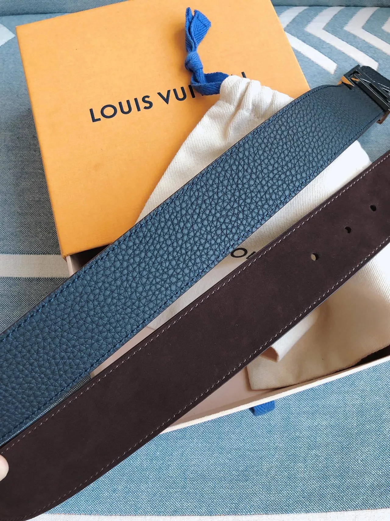 Louis Vuitton LV Initiales 蓝色粒面皮革腰带 2