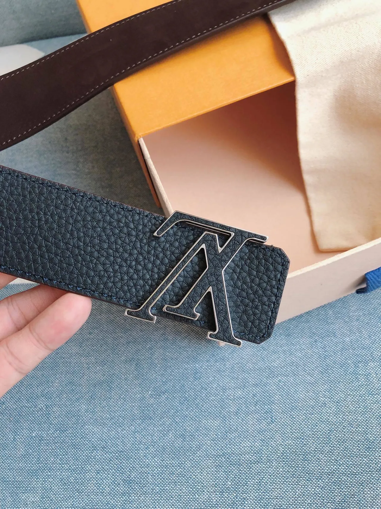 Louis Vuitton LV Initiales 蓝色粒面皮革腰带 8