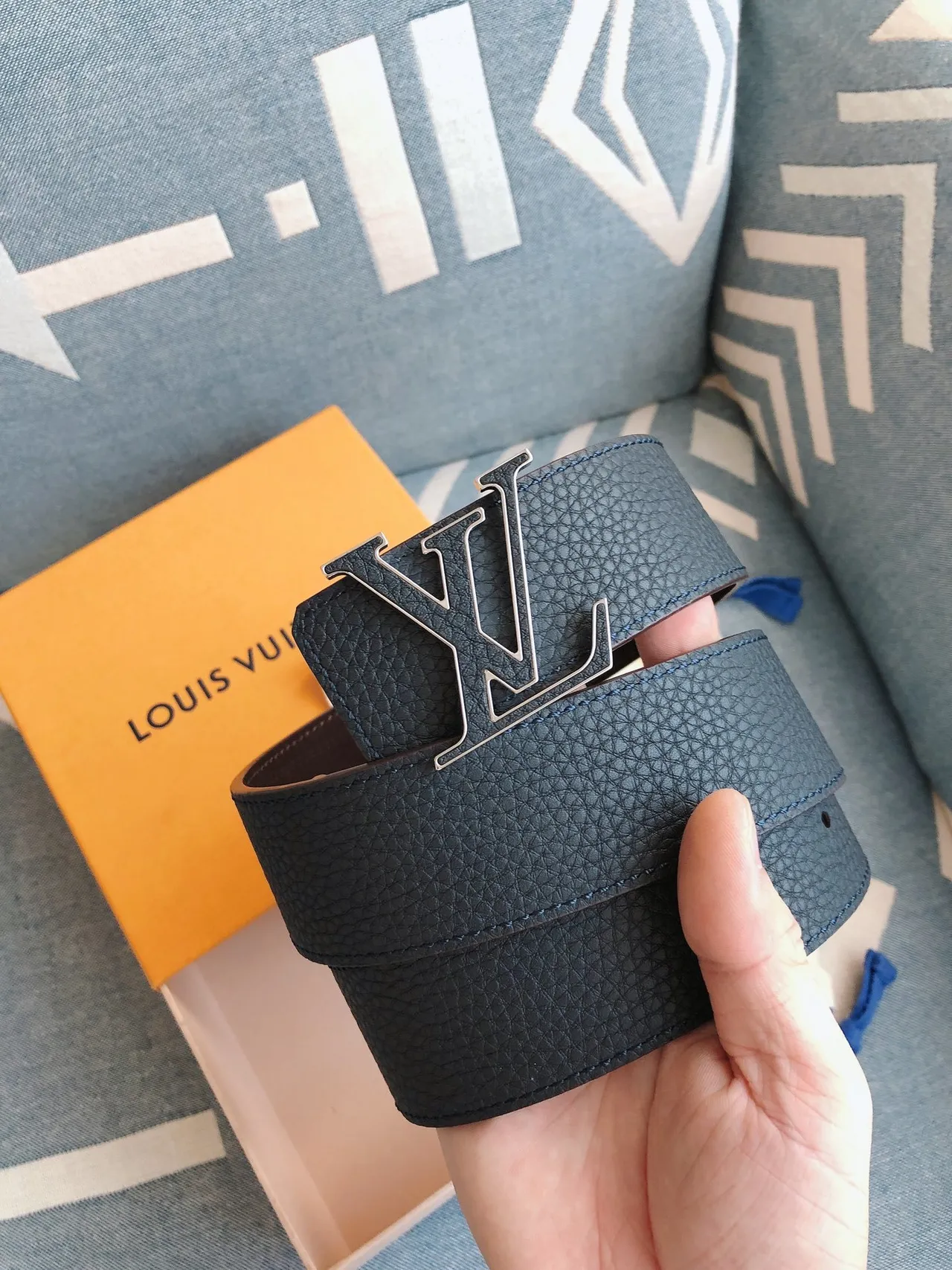 Louis Vuitton LV Initiales 蓝色粒面皮革腰带 9