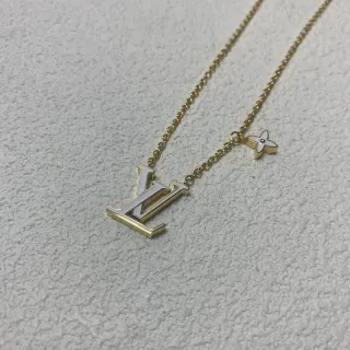 Colar com Corrente Louis Vuitton LV Monogram de Esmalte Branco e Tom Dourado