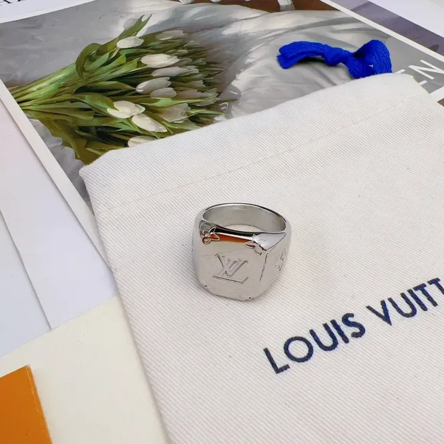 Louis Vuitton LV Signet Ring Silver-Tone Square Engraved Ring 7