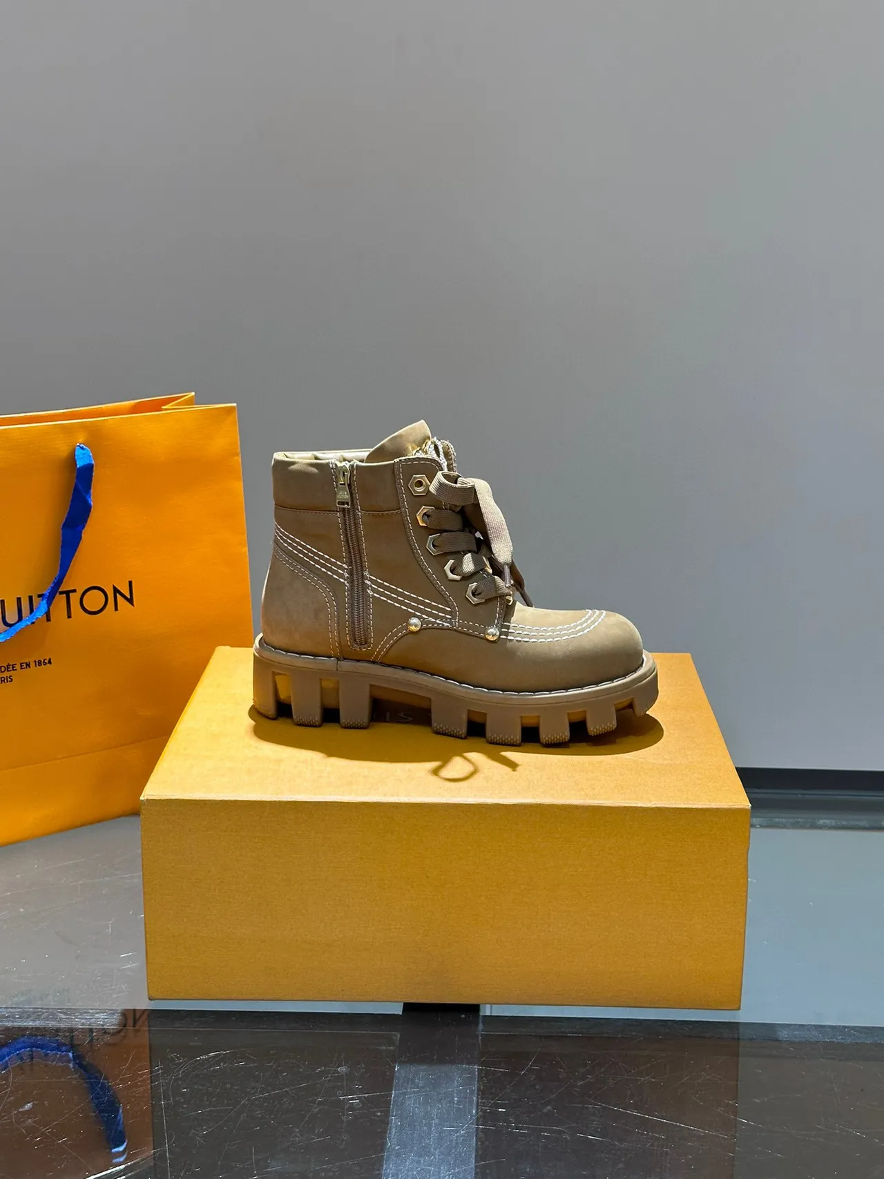 Louis Vuitton LV Trail Taupe स्यूड जैसी वर्क बूट्स 2