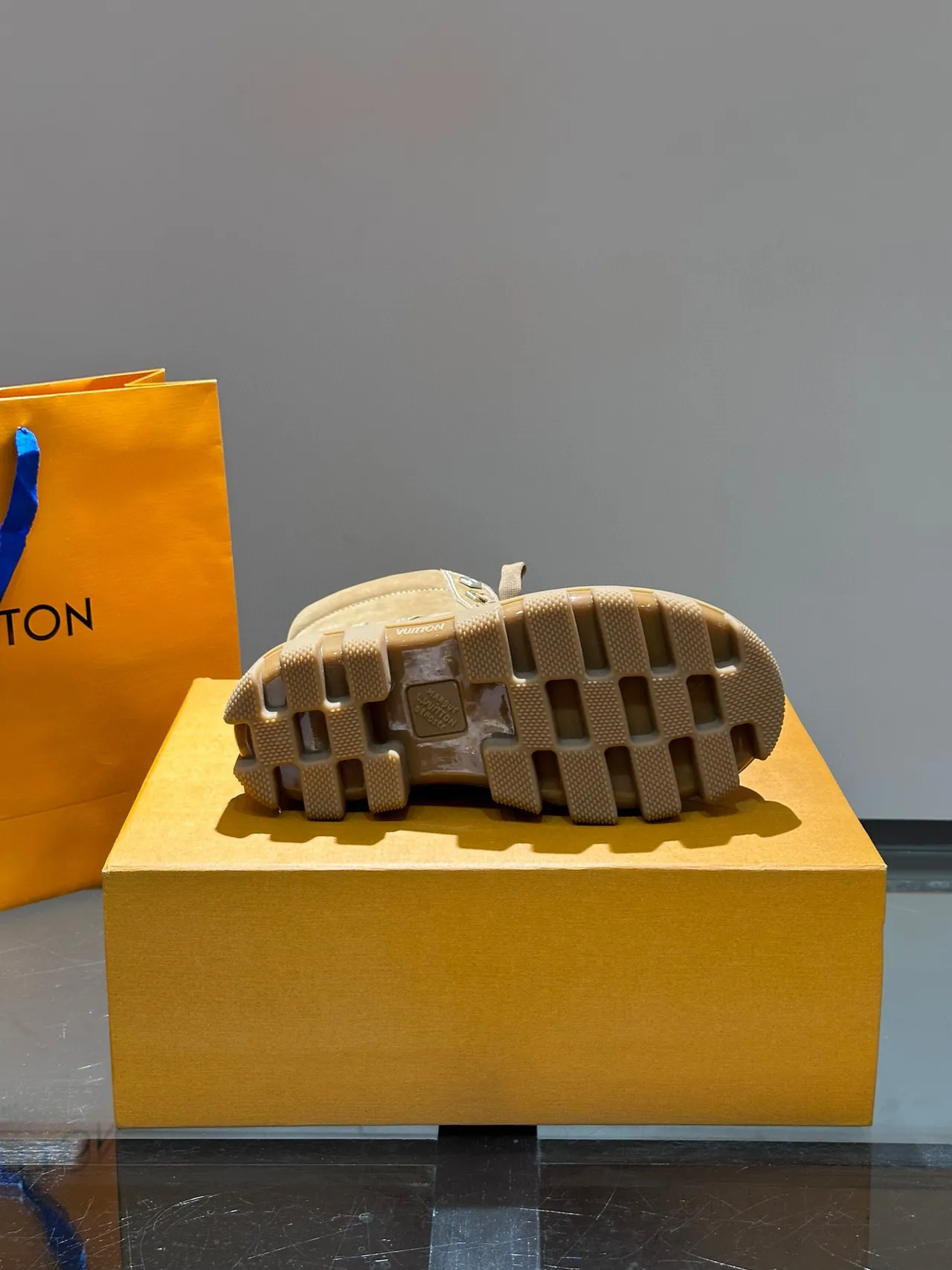 Louis Vuitton LV Trail Taupe स्यूड जैसी वर्क बूट्स 3