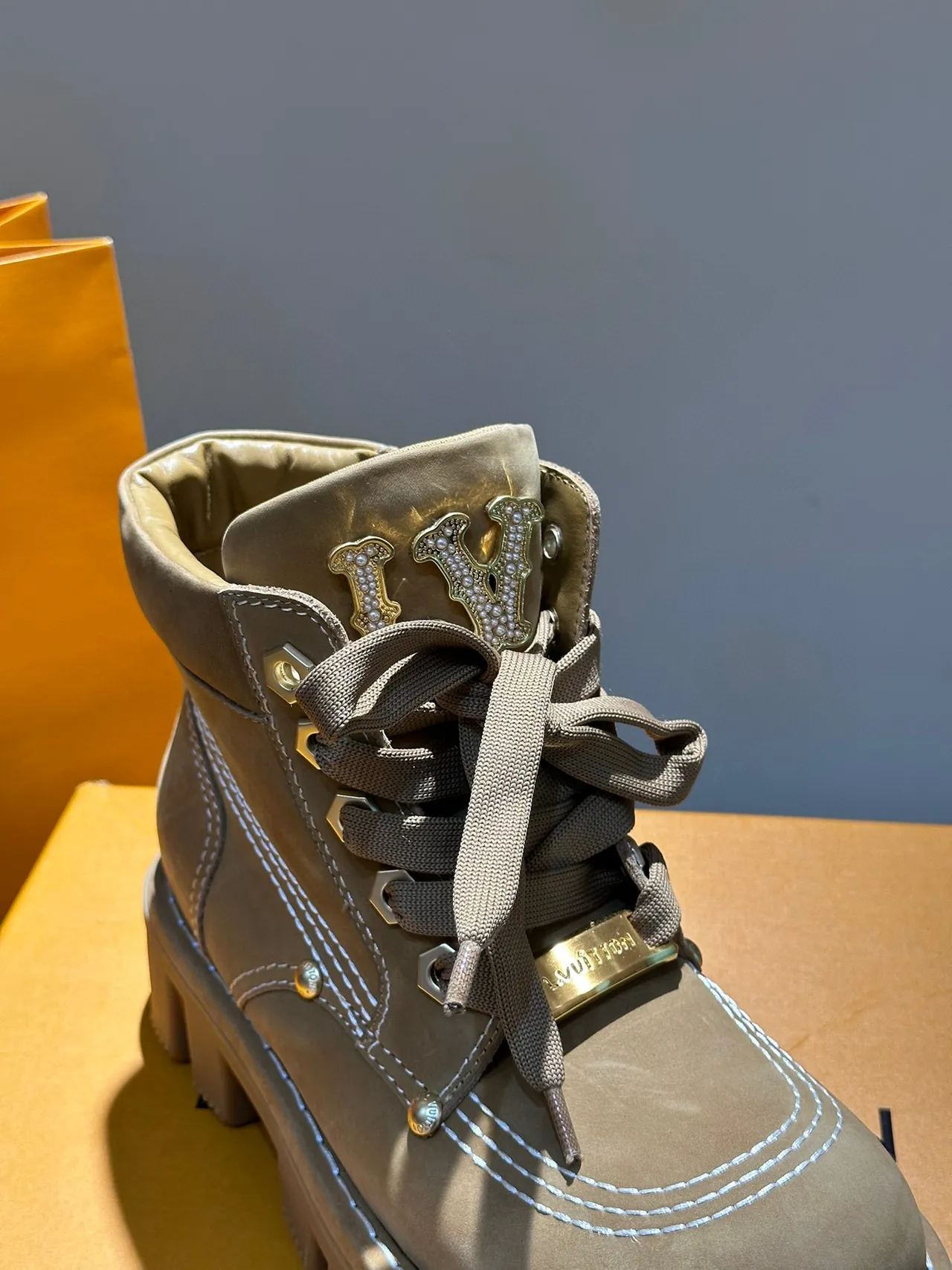 Louis Vuitton LV Trail Taupe स्यूड जैसी वर्क बूट्स 4