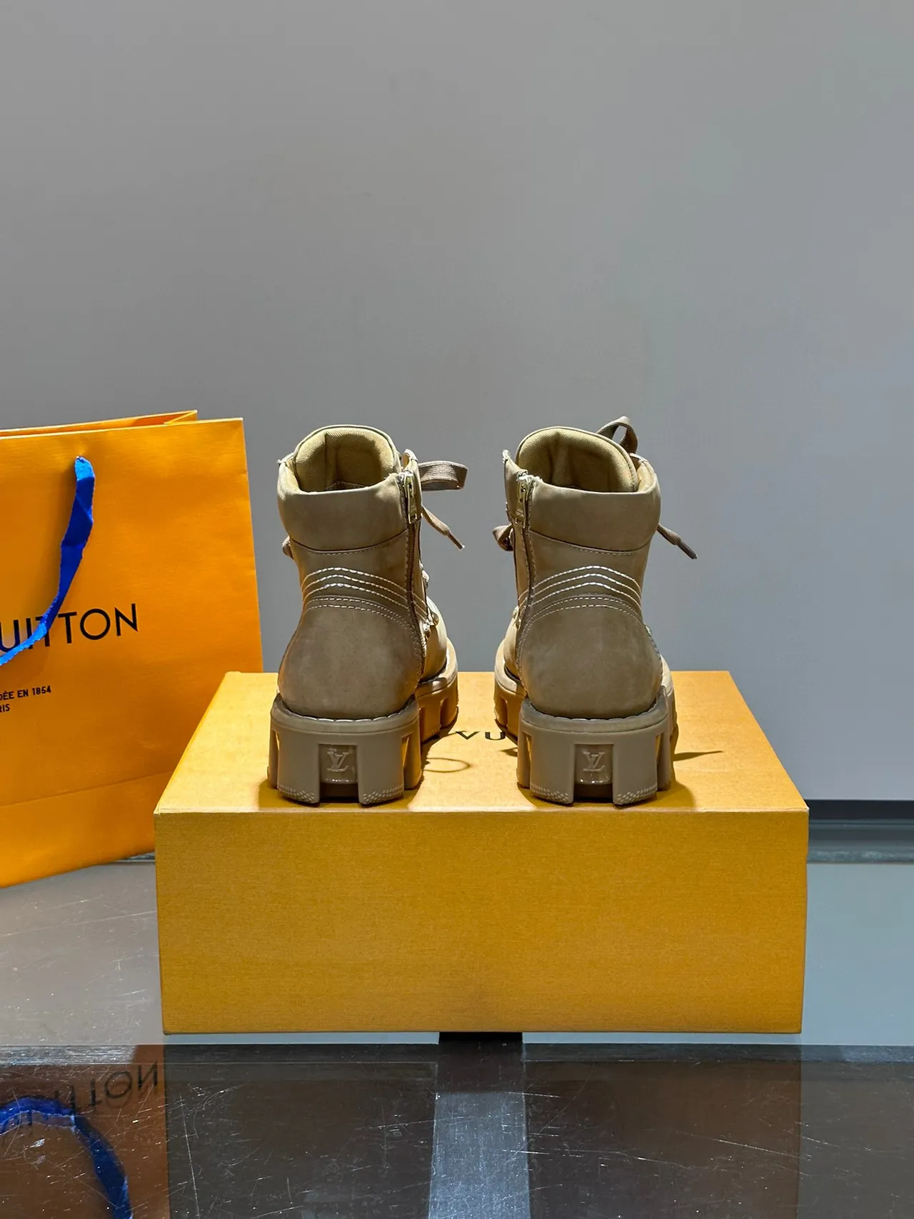 Louis Vuitton LV Trail Taupe स्यूड जैसी वर्क बूट्स 5