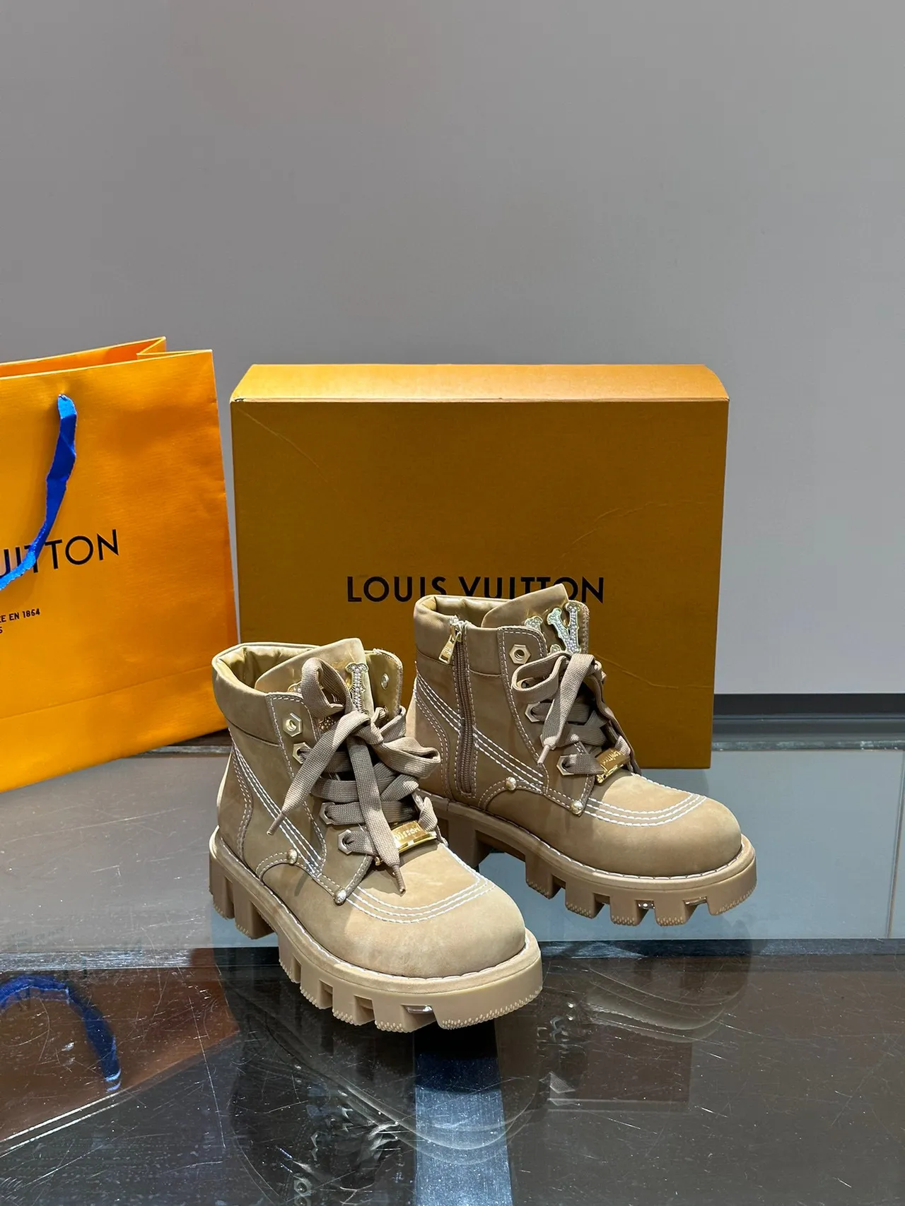 Louis Vuitton LV Trail Taupe स्यूड जैसी वर्क बूट्स 6