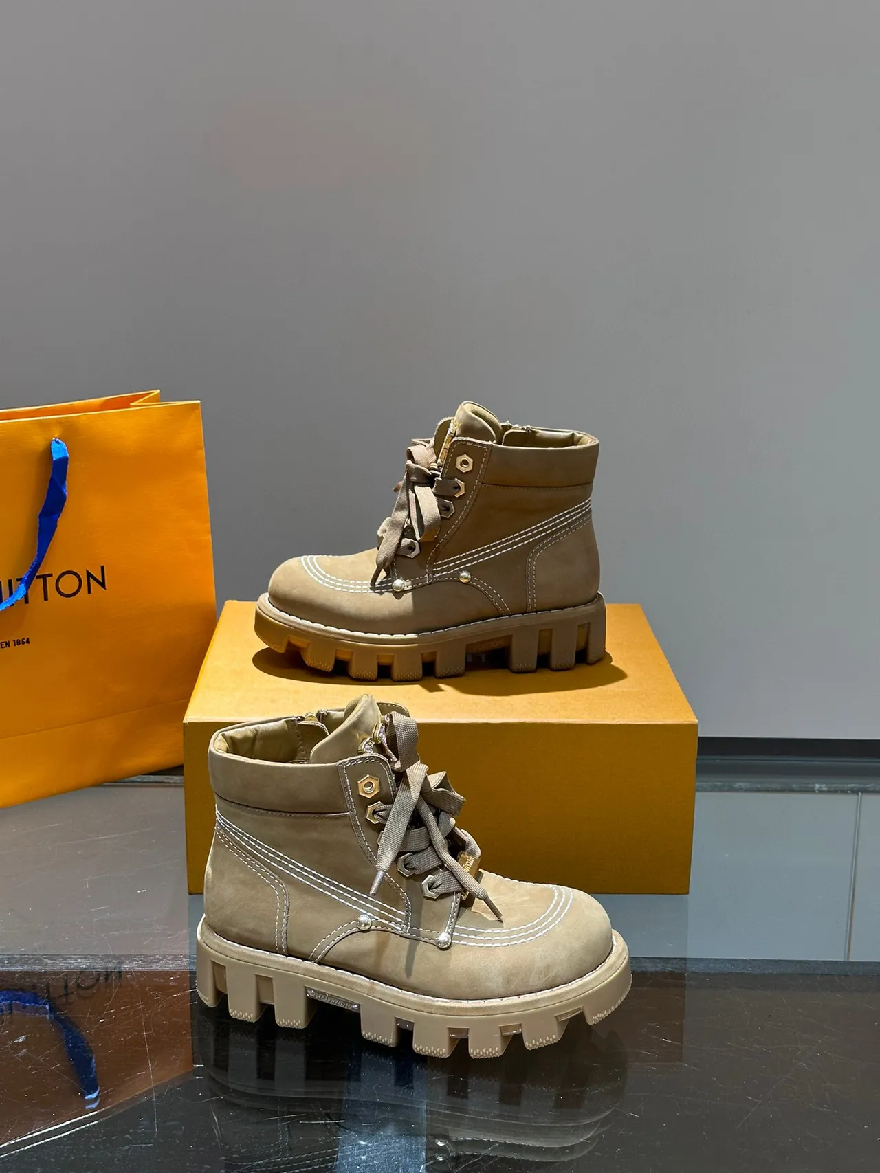 Louis Vuitton LV Trail Taupe स्यूड जैसी वर्क बूट्स 7
