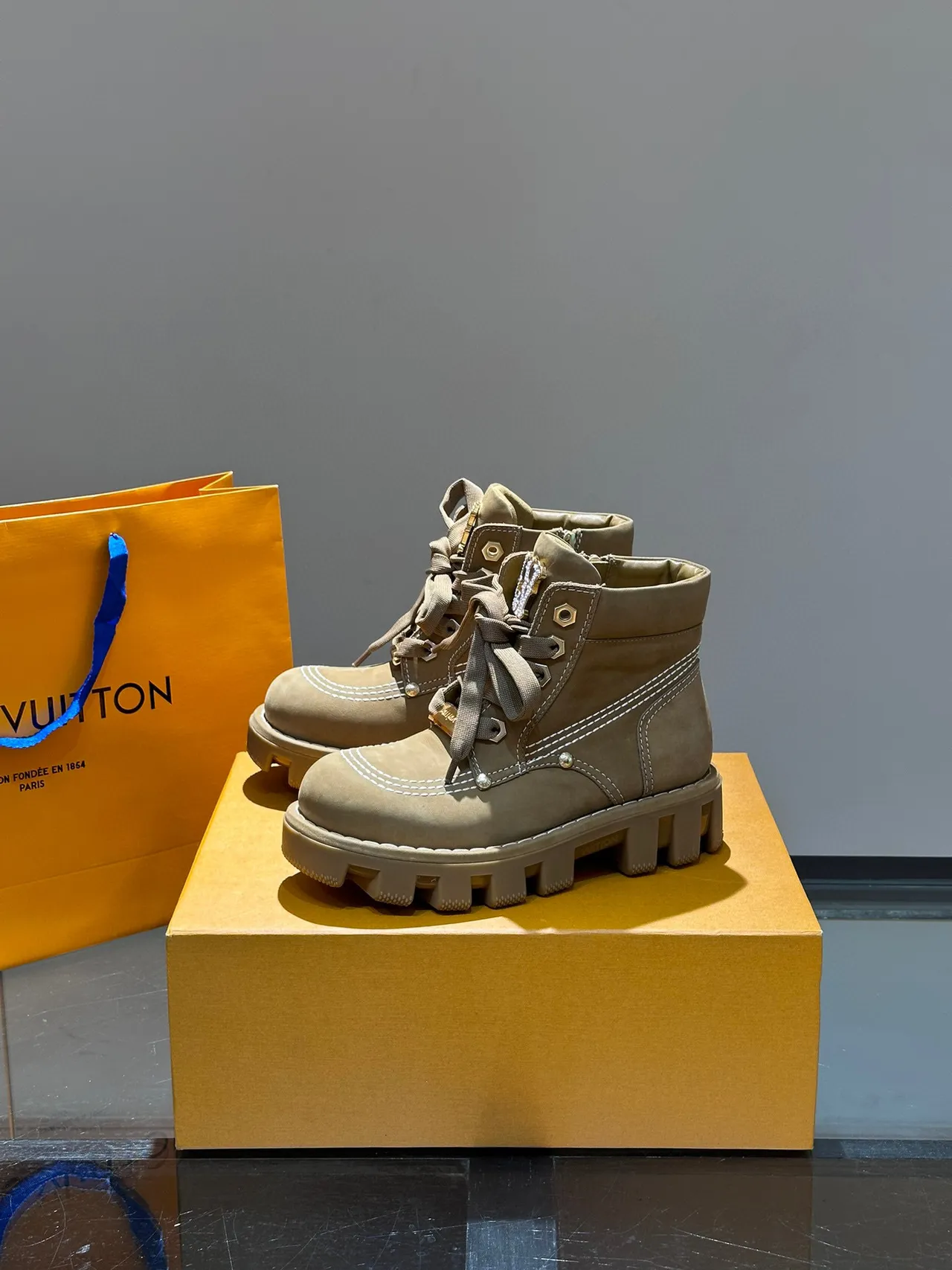 Louis Vuitton LV Trail Taupe स्यूड जैसी वर्क बूट्स 8