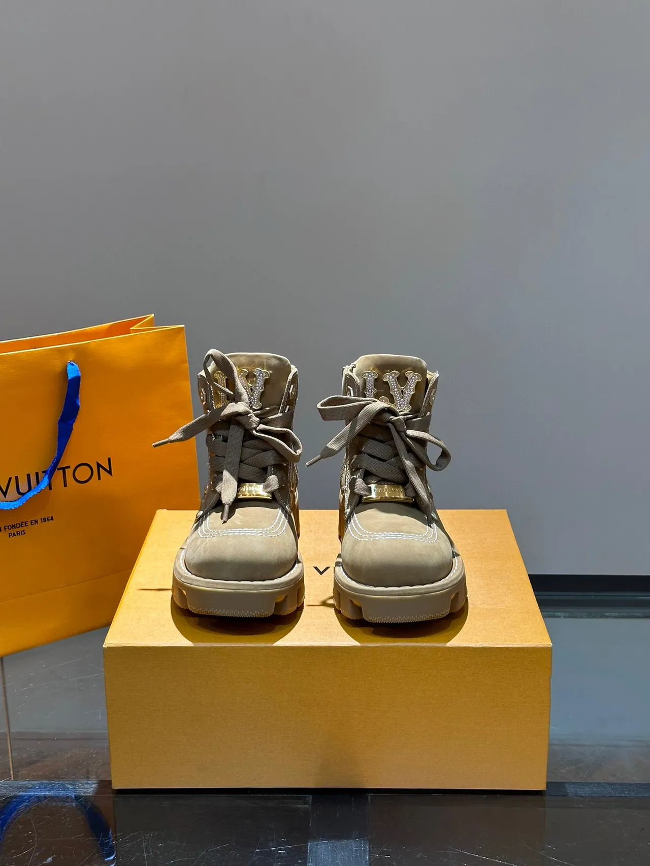 Louis Vuitton LV Trail Taupe स्यूड जैसी वर्क बूट्स 9