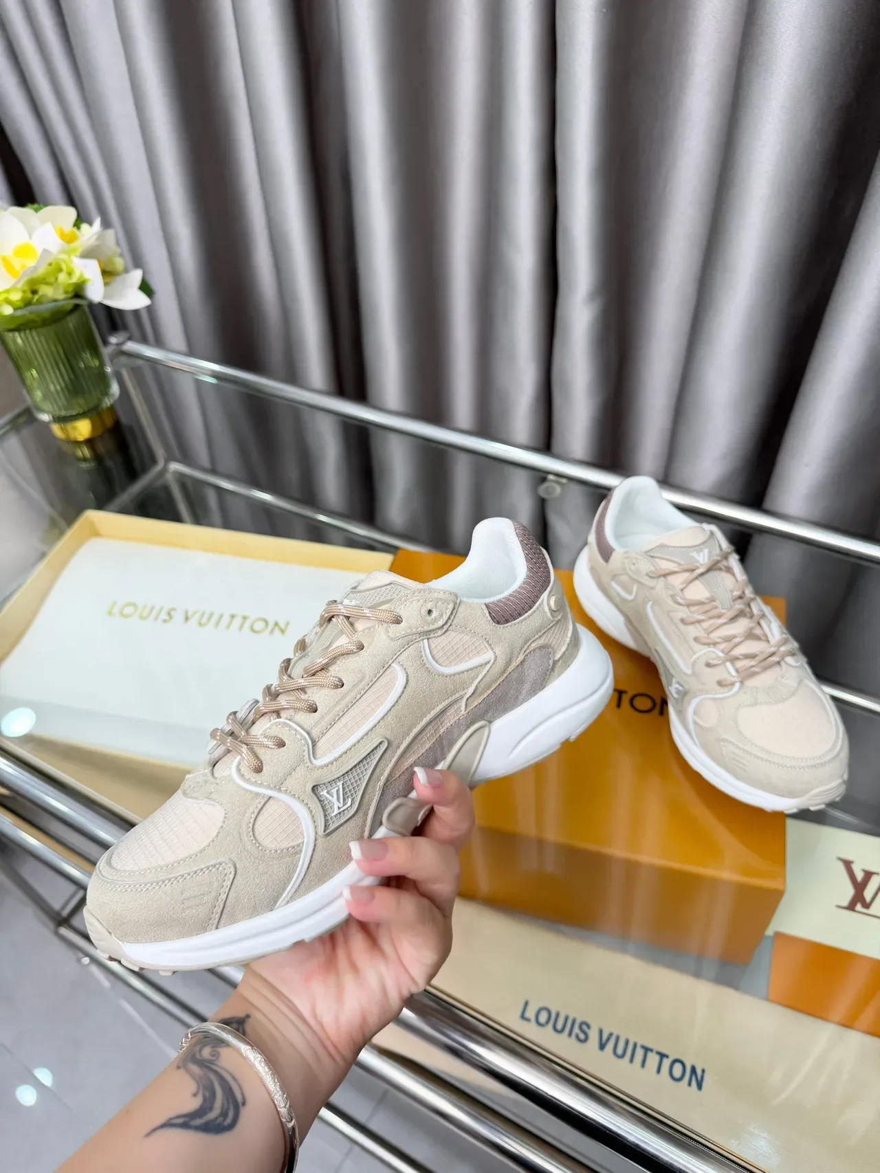 Louis Vuitton LV Trainer Chaussures Chunky Beige Blanc Tige en Daim et Maille Supérieure Semelle Sculptée 2