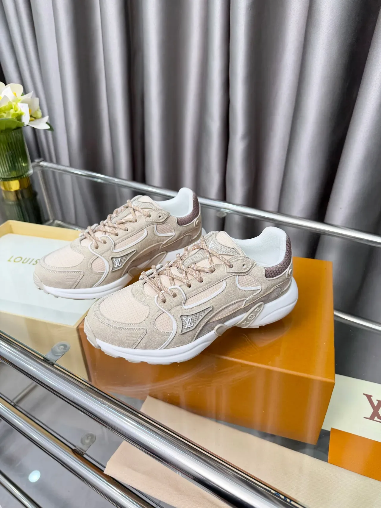 Louis Vuitton LV Trainer Chaussures Chunky Beige Blanc Tige en Daim et Maille Supérieure Semelle Sculptée 3