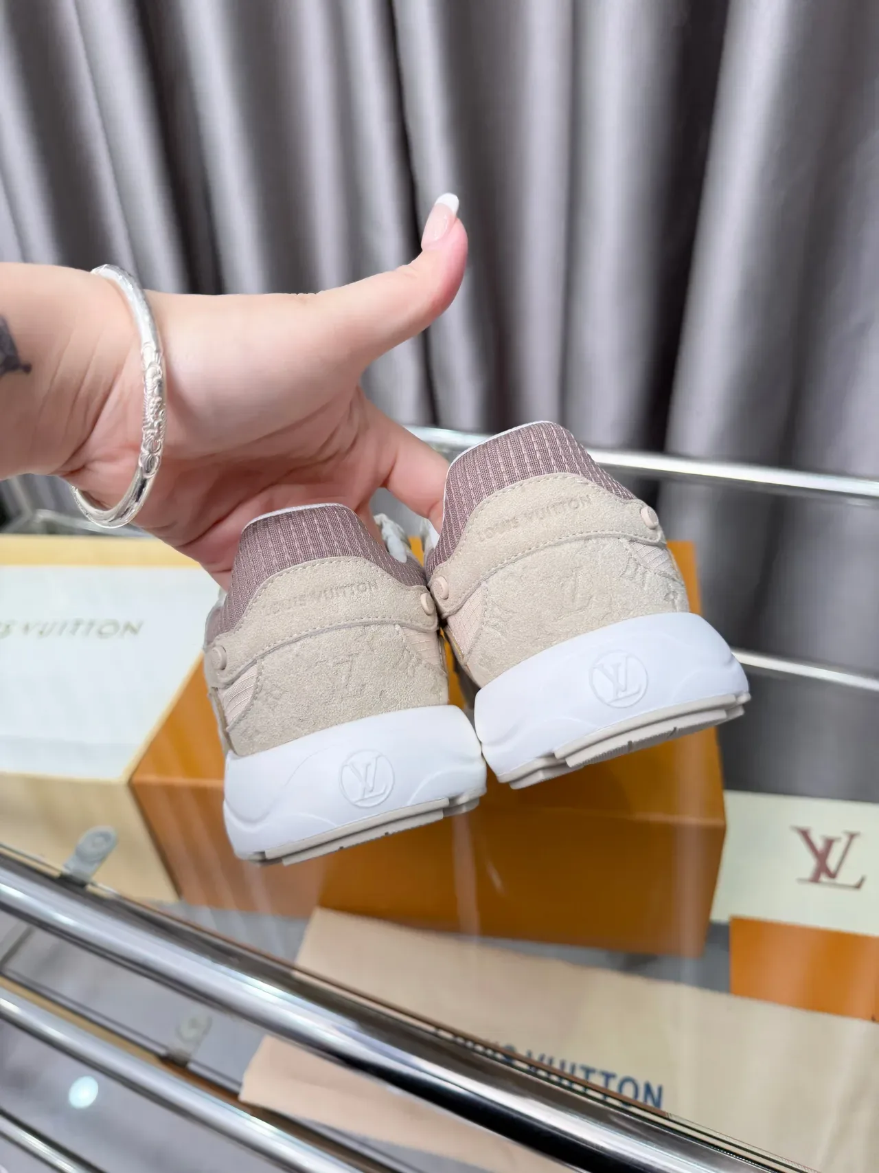 Louis Vuitton LV Trainer Chaussures Chunky Beige Blanc Tige en Daim et Maille Supérieure Semelle Sculptée 4