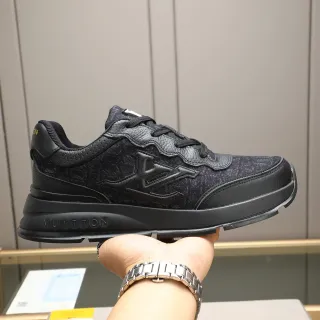 Louis Vuitton LV Trainer Negro y Oro Monograma Jacquard Logo Embossado en la Parte Superior Lifestyle Sneakers