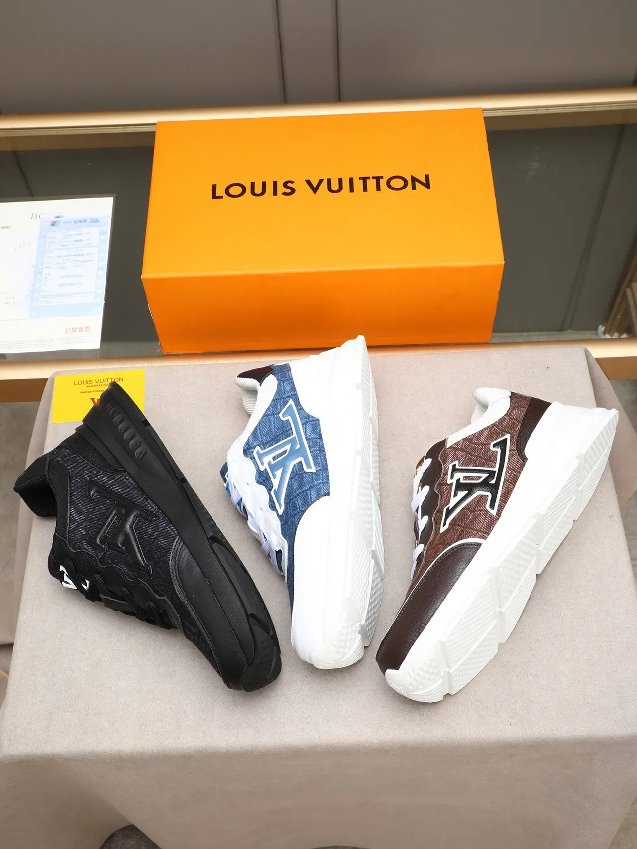 Louis Vuitton LV Trainer Noir et Or Monogramme Jacquard Partie Supérieure Embossée Logo Lifestyle Sneakers 2