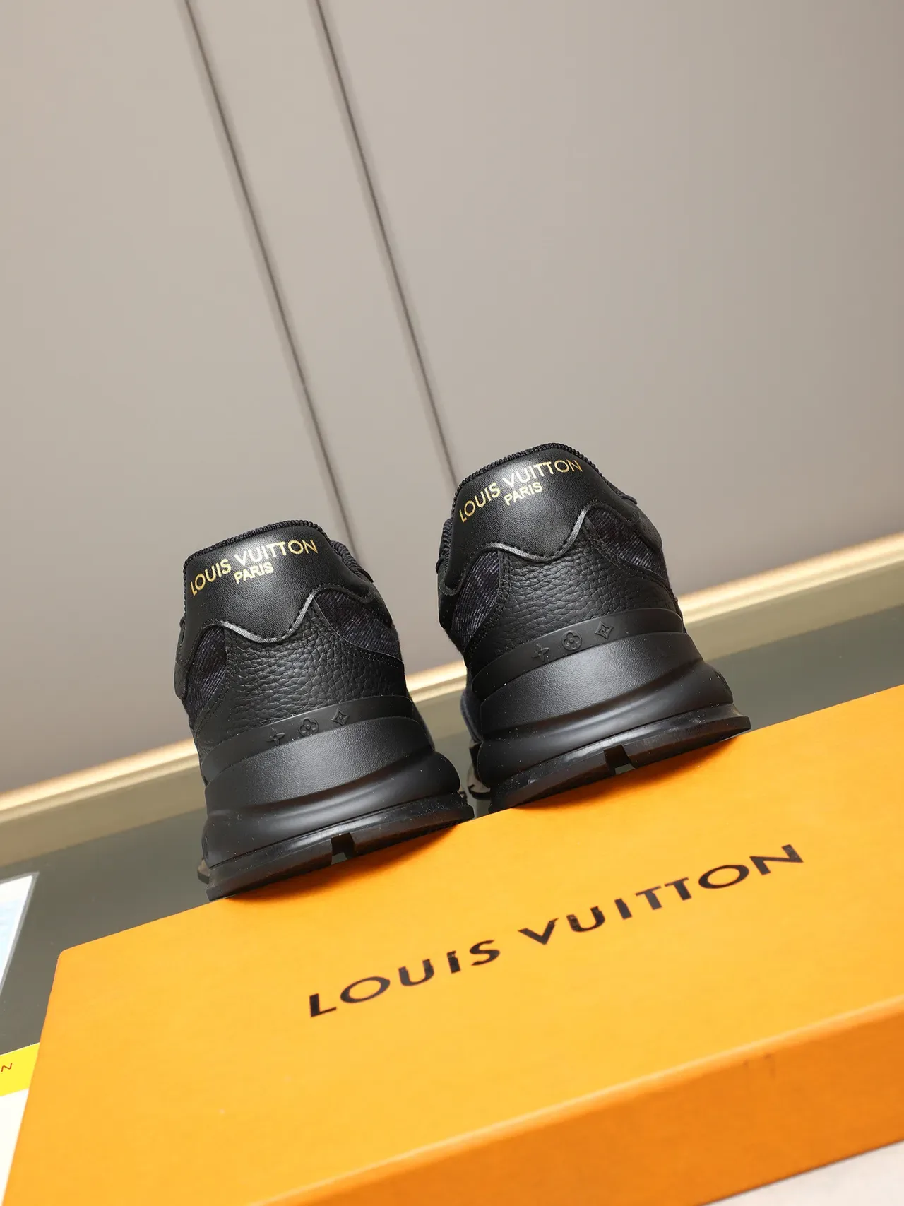 Louis Vuitton LV Trainer Noir et Or Monogramme Jacquard Partie Supérieure Embossée Logo Lifestyle Sneakers 3