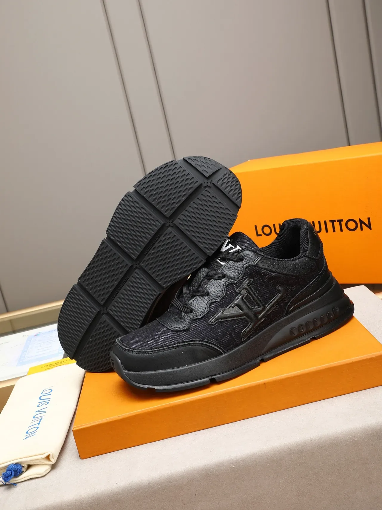 Louis Vuitton LV Trainer Noir et Or Monogramme Jacquard Partie Supérieure Embossée Logo Lifestyle Sneakers 4