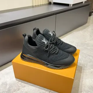 Louis Vuitton LV Trainer sneakers lifestyle preto com upper em malha e logo Monogram na língua