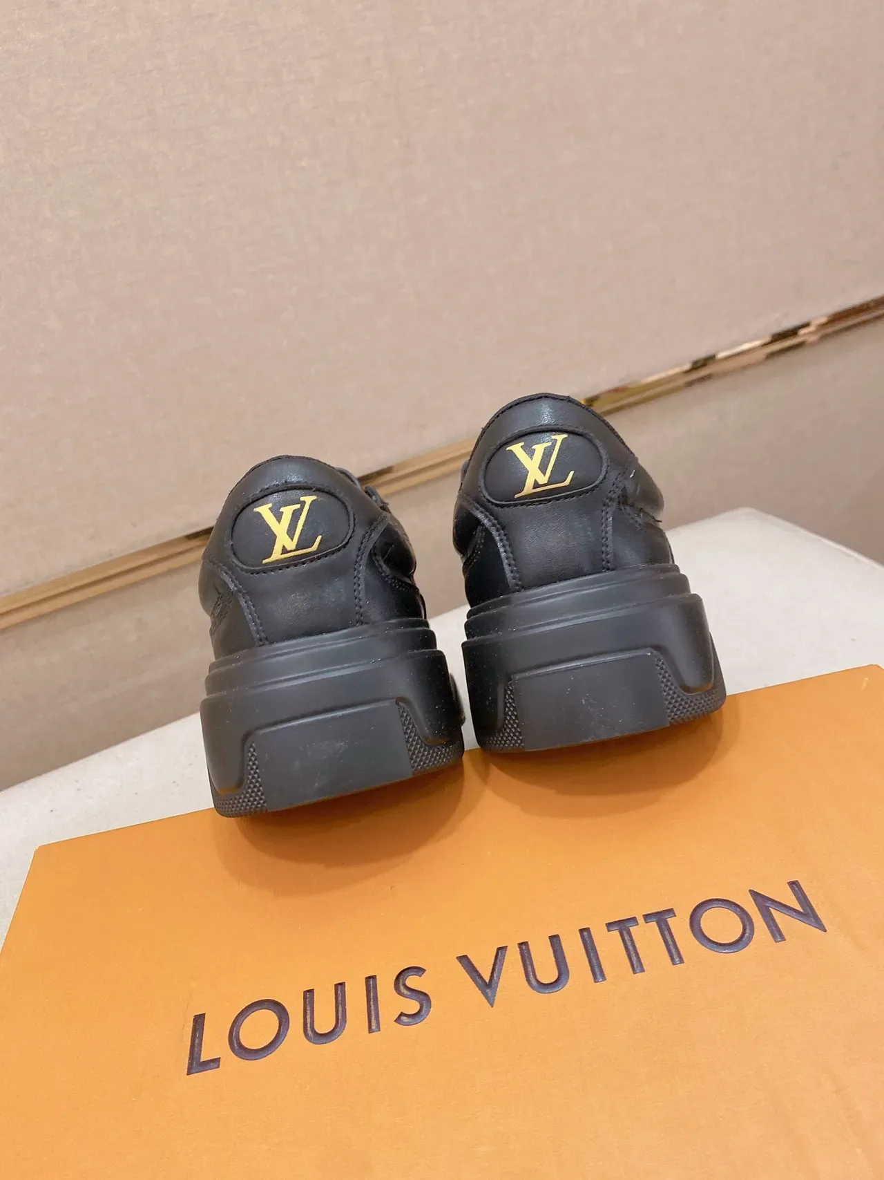 Louis Vuitton LV Trainer Negro Monograma Grabado Cuero Suela Esculpida Chunky Sneakers Lifestyle 3