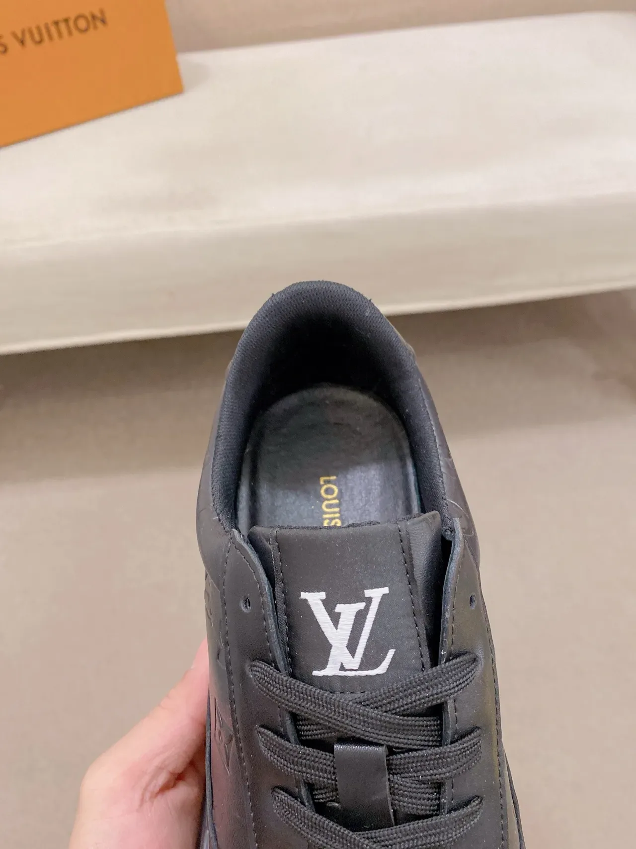 Louis Vuitton LV Trainer Negro Monograma Grabado Cuero Suela Esculpida Chunky Sneakers Lifestyle 4