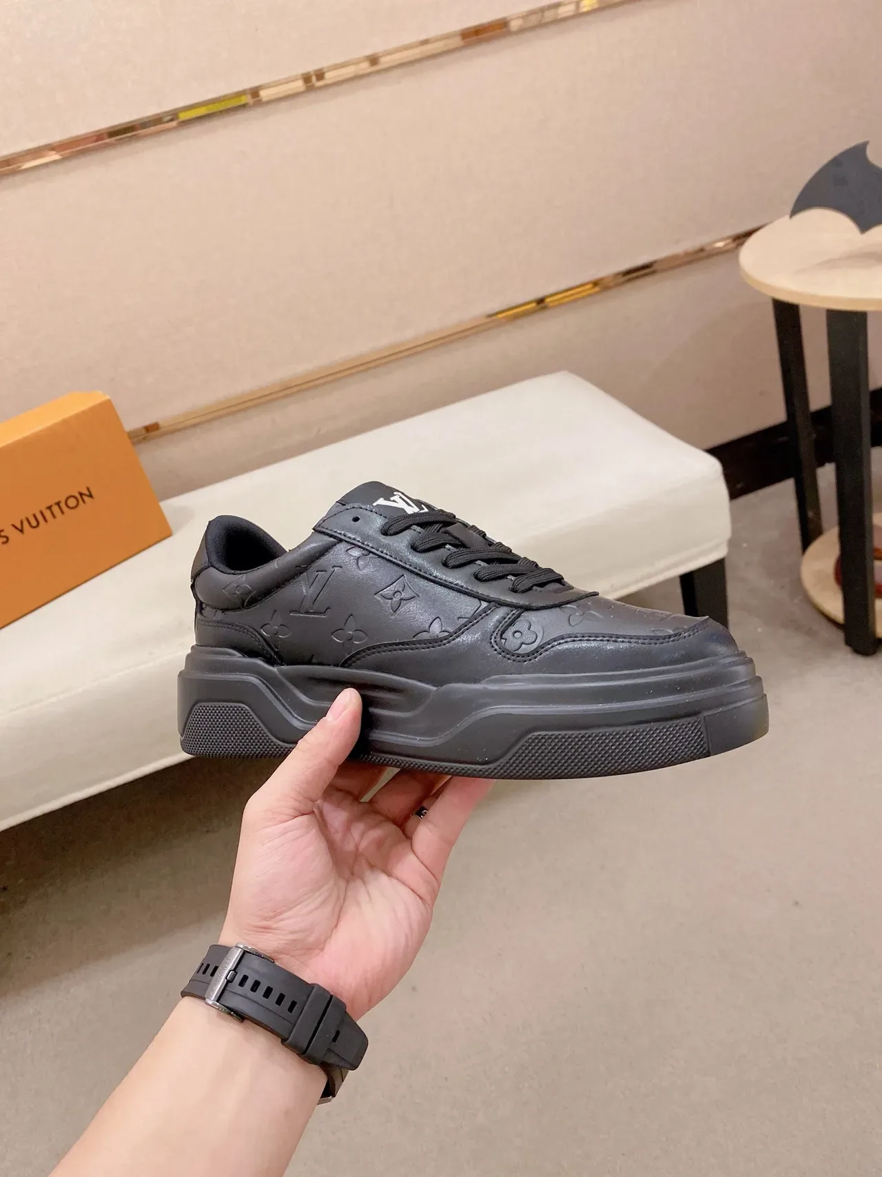 Louis Vuitton LV Trainer Negro Monograma Grabado Cuero Suela Esculpida Chunky Sneakers Lifestyle 5