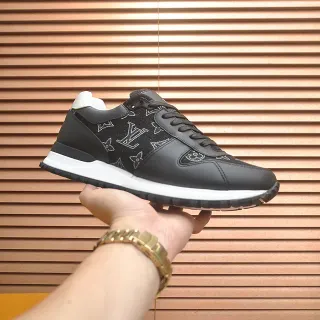 Louis Vuitton LV Trainer Preto Branco textil monograma parte superior contraste midsole lifestyle sneakers