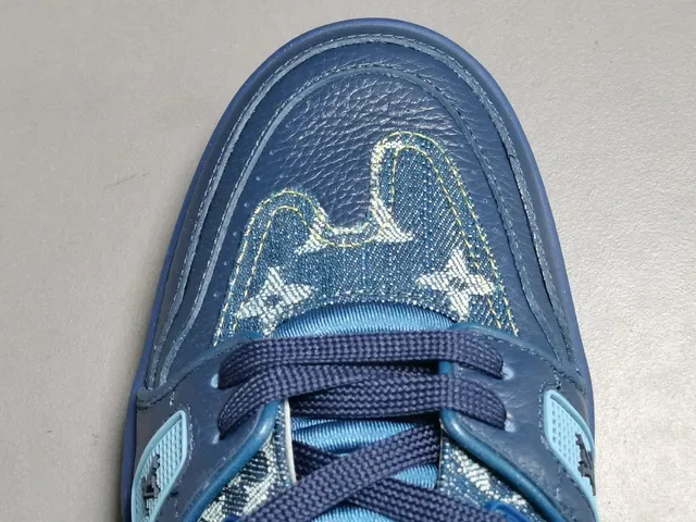 Louis Vuitton LV Trainer Sneakers Lifestyle Bleu Marine Monogrammé Hybride Denim-Cuir Sculpté Multi-Tons Semelle Milieu Style de Vie 3