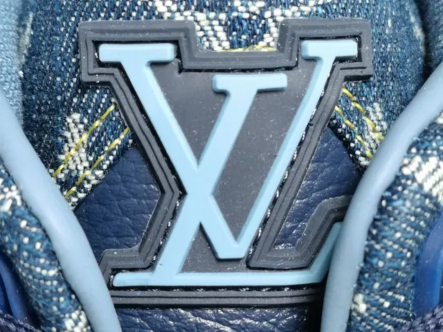 Louis Vuitton LV Trainer Sneakers Lifestyle Bleu Marine Monogrammé Hybride Denim-Cuir Sculpté Multi-Tons Semelle Milieu Style de Vie 10