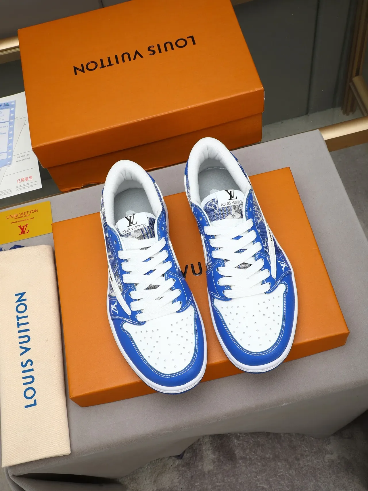 Louis Vuitton LV Trainer Bleu Blanc Low-Top Silhouette de Basketball Impression Monogramme Couverture Textile Sneakers Lifestyle 3