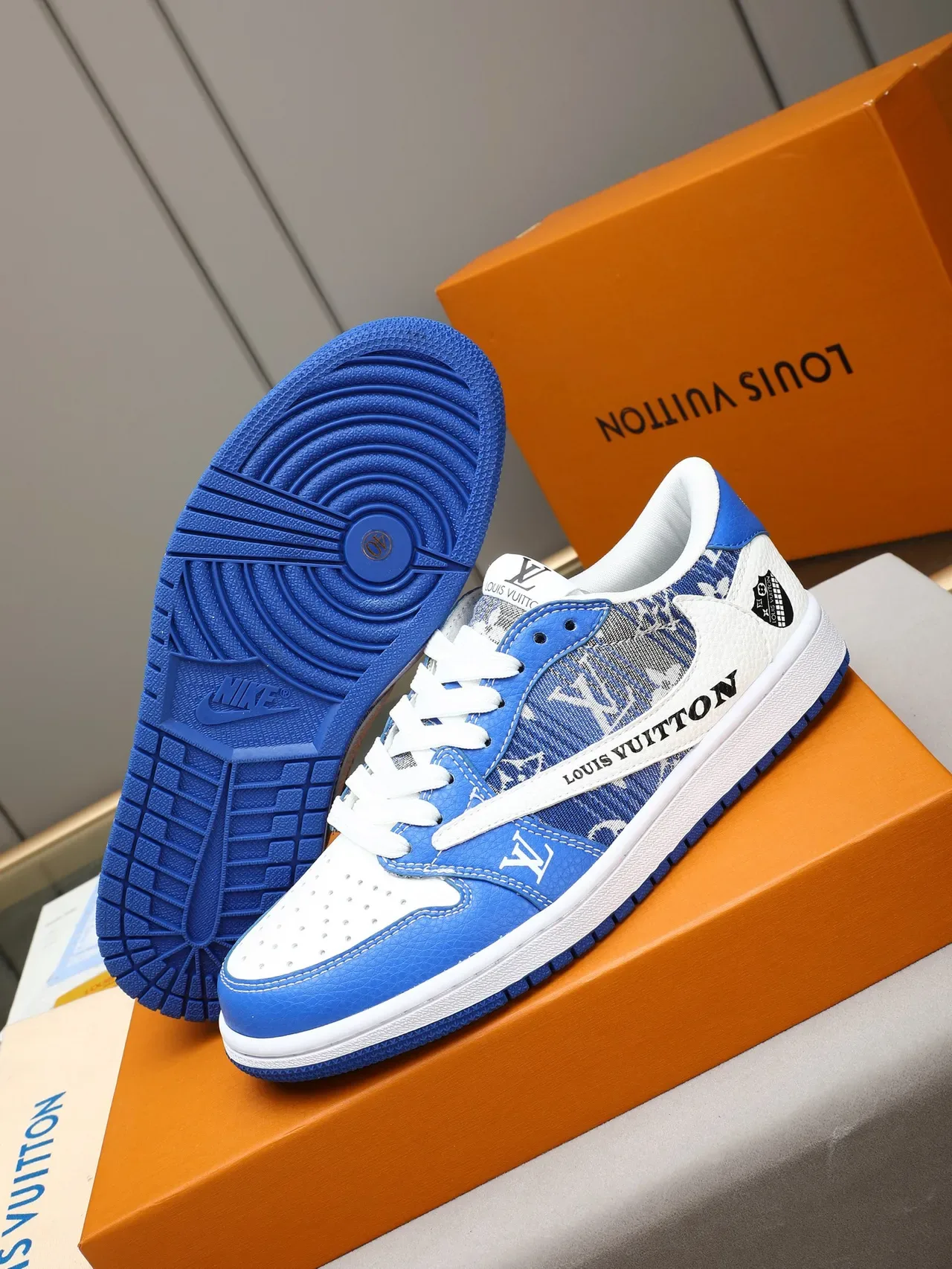 Louis Vuitton LV Trainer Bleu Blanc Low-Top Silhouette de Basketball Impression Monogramme Couverture Textile Sneakers Lifestyle 5