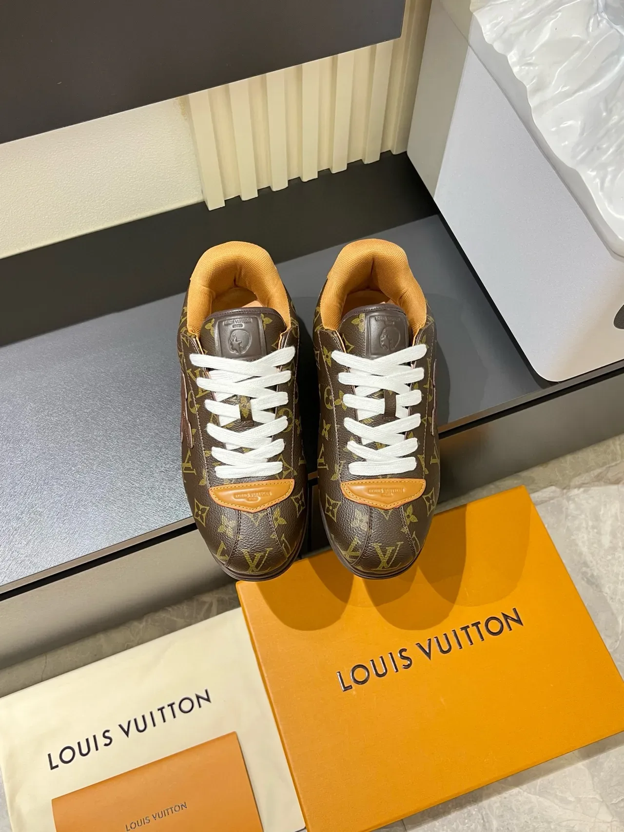 Louis Vuitton LV Trainer Zapatillas Lifestyle Marrón Naranja Monograma Lienzo Logo Embossado 2