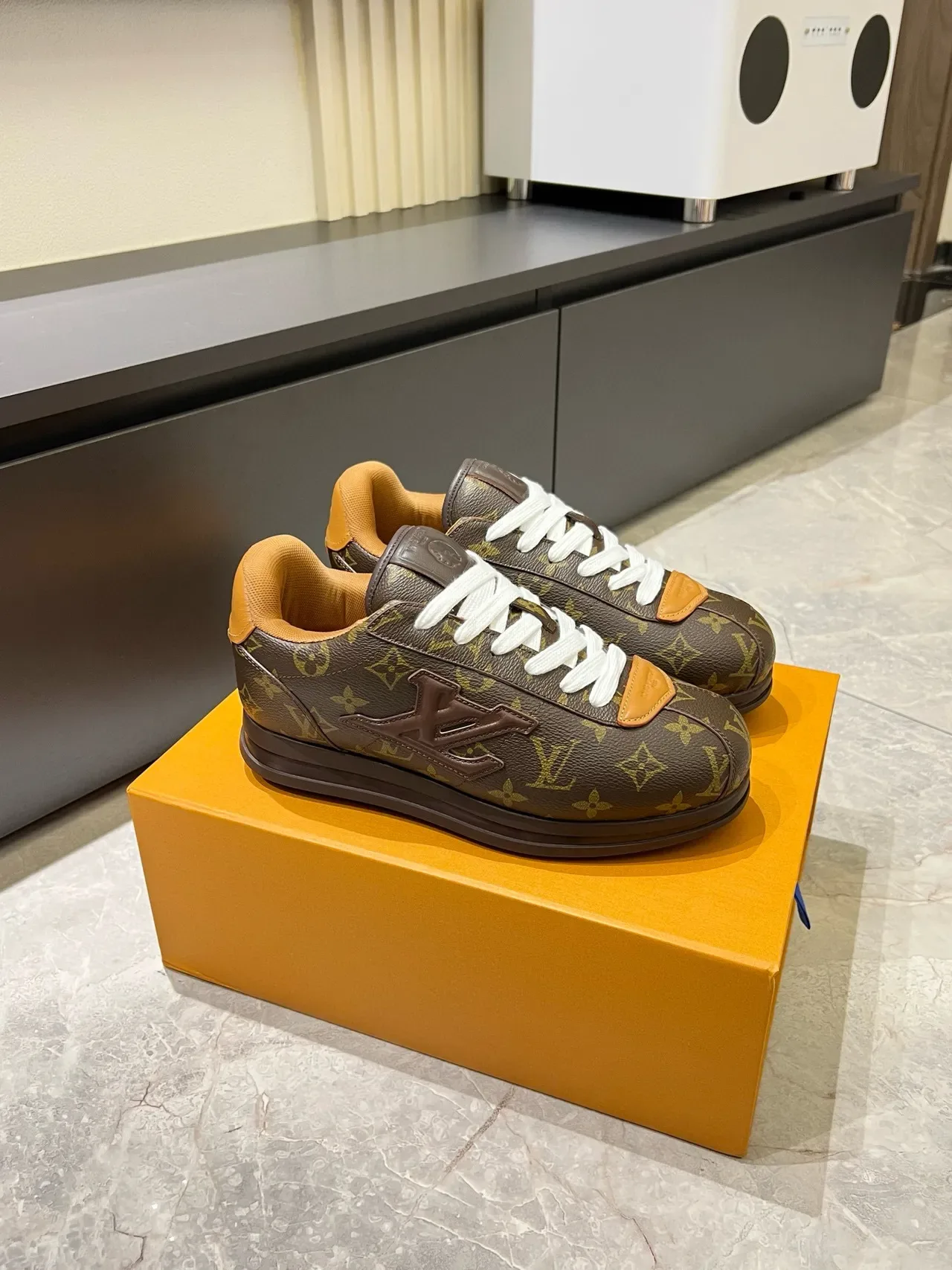 Louis Vuitton LV Trainer Zapatillas Lifestyle Marrón Naranja Monograma Lienzo Logo Embossado 3