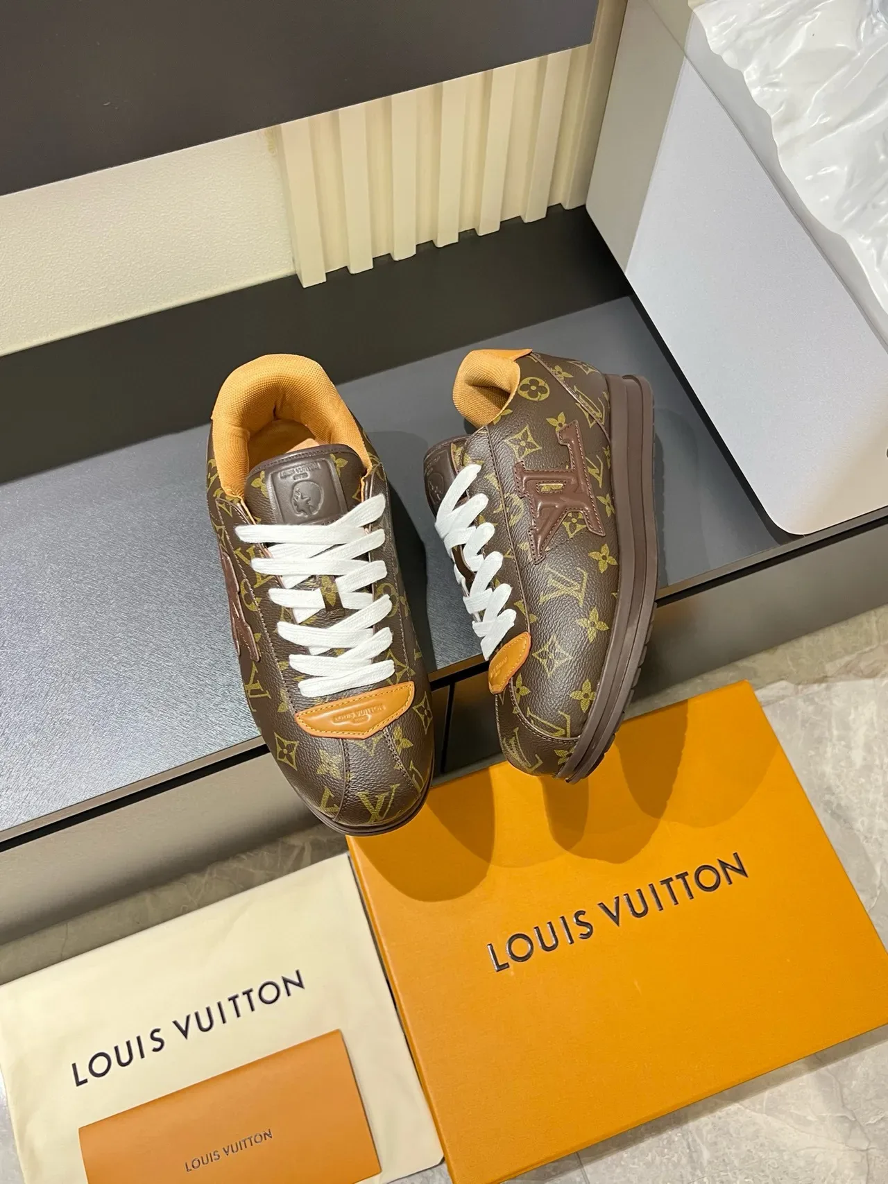 Louis Vuitton LV Trainer Zapatillas Lifestyle Marrón Naranja Monograma Lienzo Logo Embossado 4