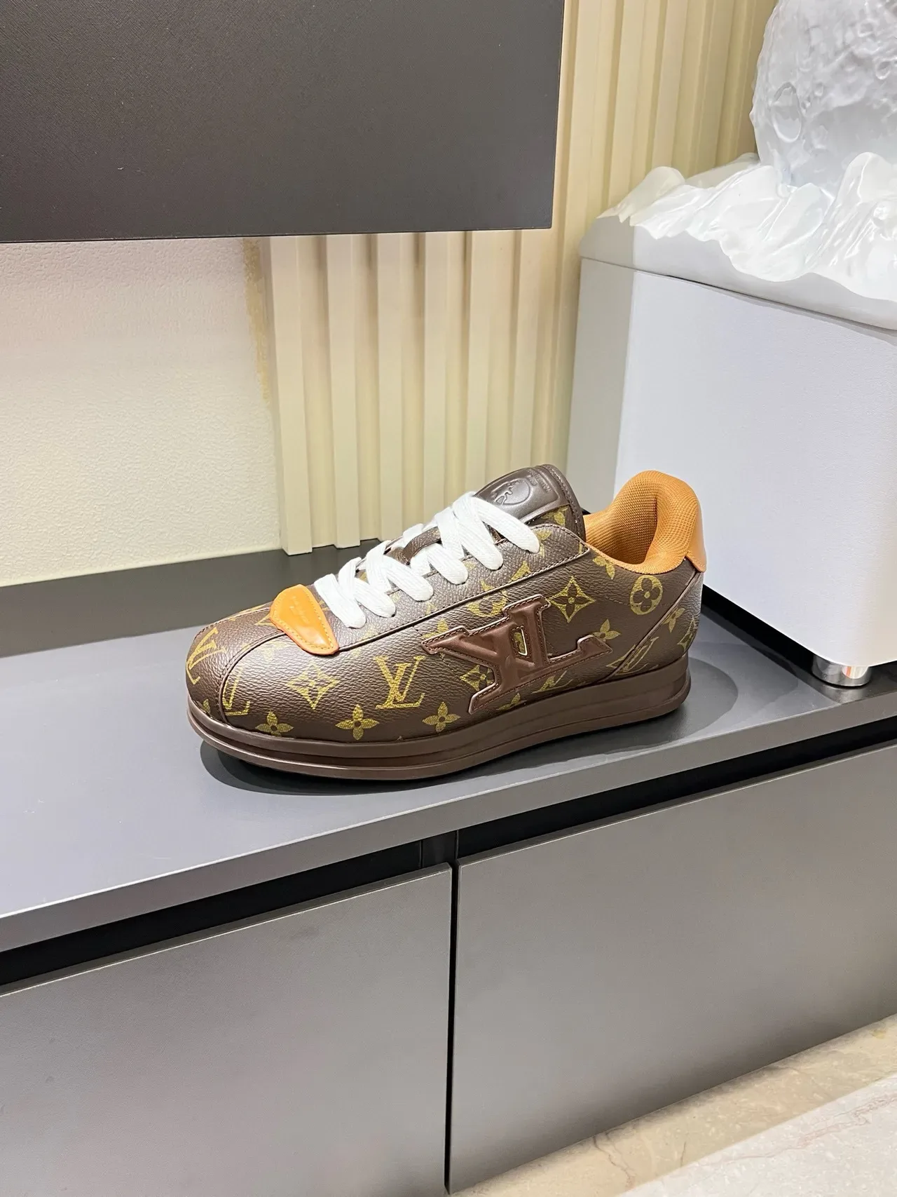 Louis Vuitton LV Trainer Zapatillas Lifestyle Marrón Naranja Monograma Lienzo Logo Embossado 5