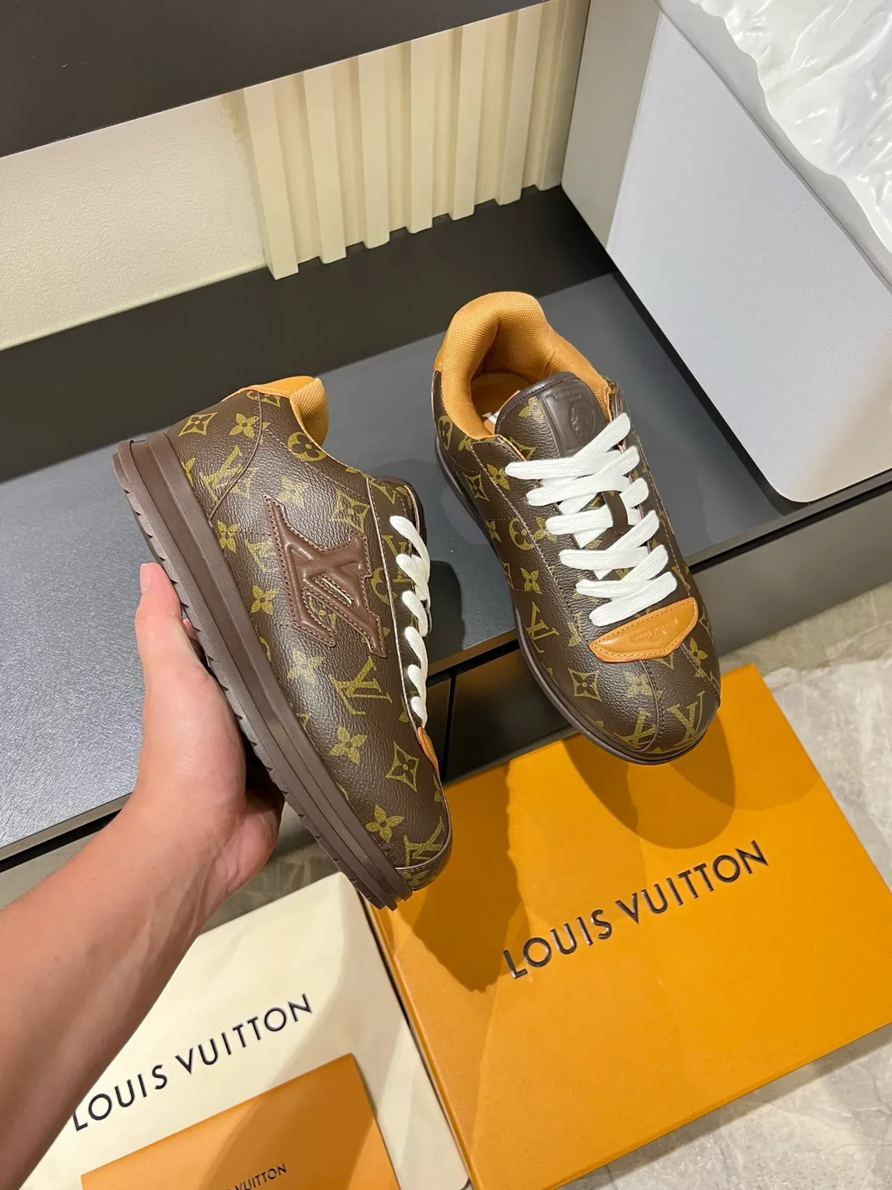 Louis Vuitton LV Trainer Zapatillas Lifestyle Marrón Naranja Monograma Lienzo Logo Embossado 6
