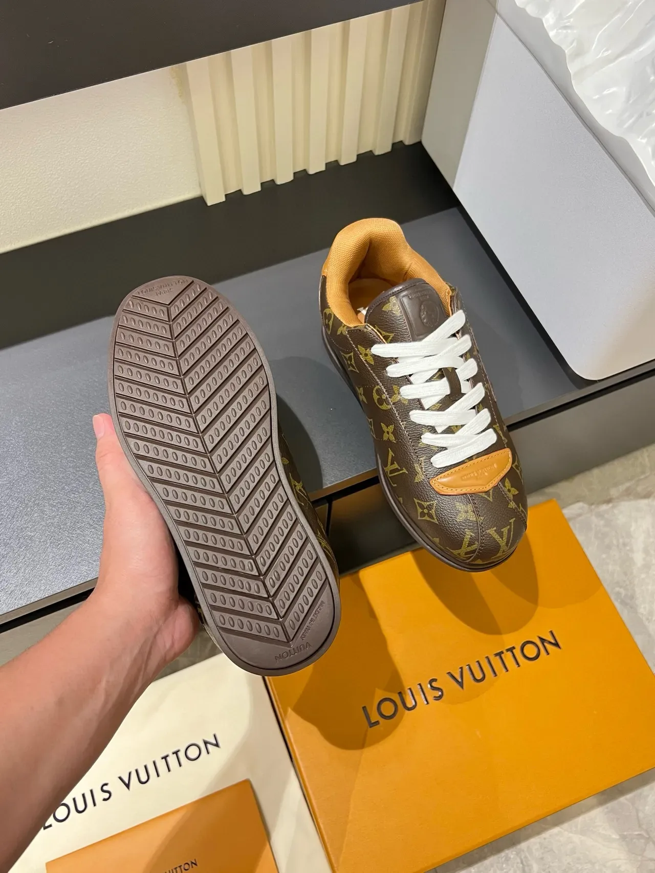 Louis Vuitton LV Trainer Zapatillas Lifestyle Marrón Naranja Monograma Lienzo Logo Embossado 7