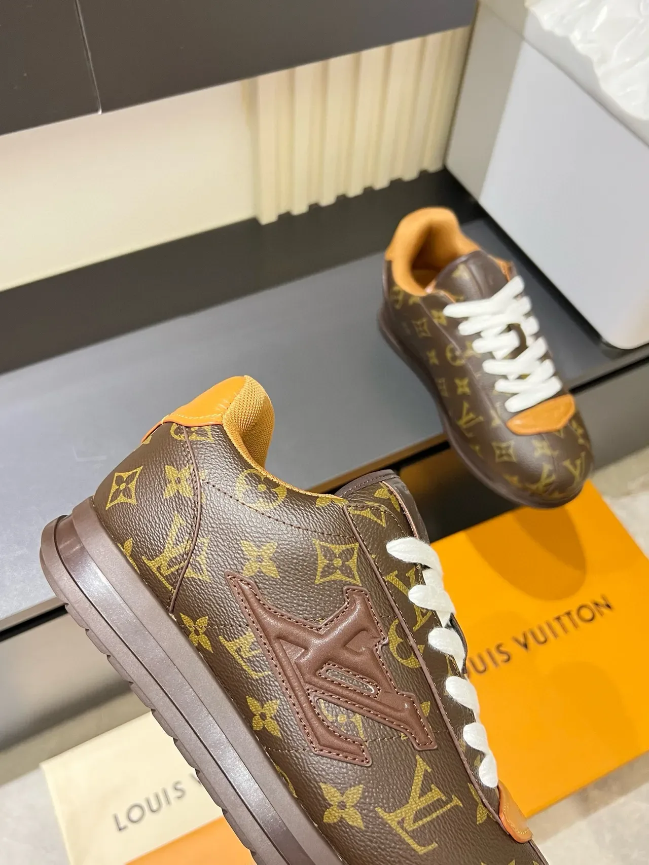 Louis Vuitton LV Trainer Zapatillas Lifestyle Marrón Naranja Monograma Lienzo Logo Embossado 8