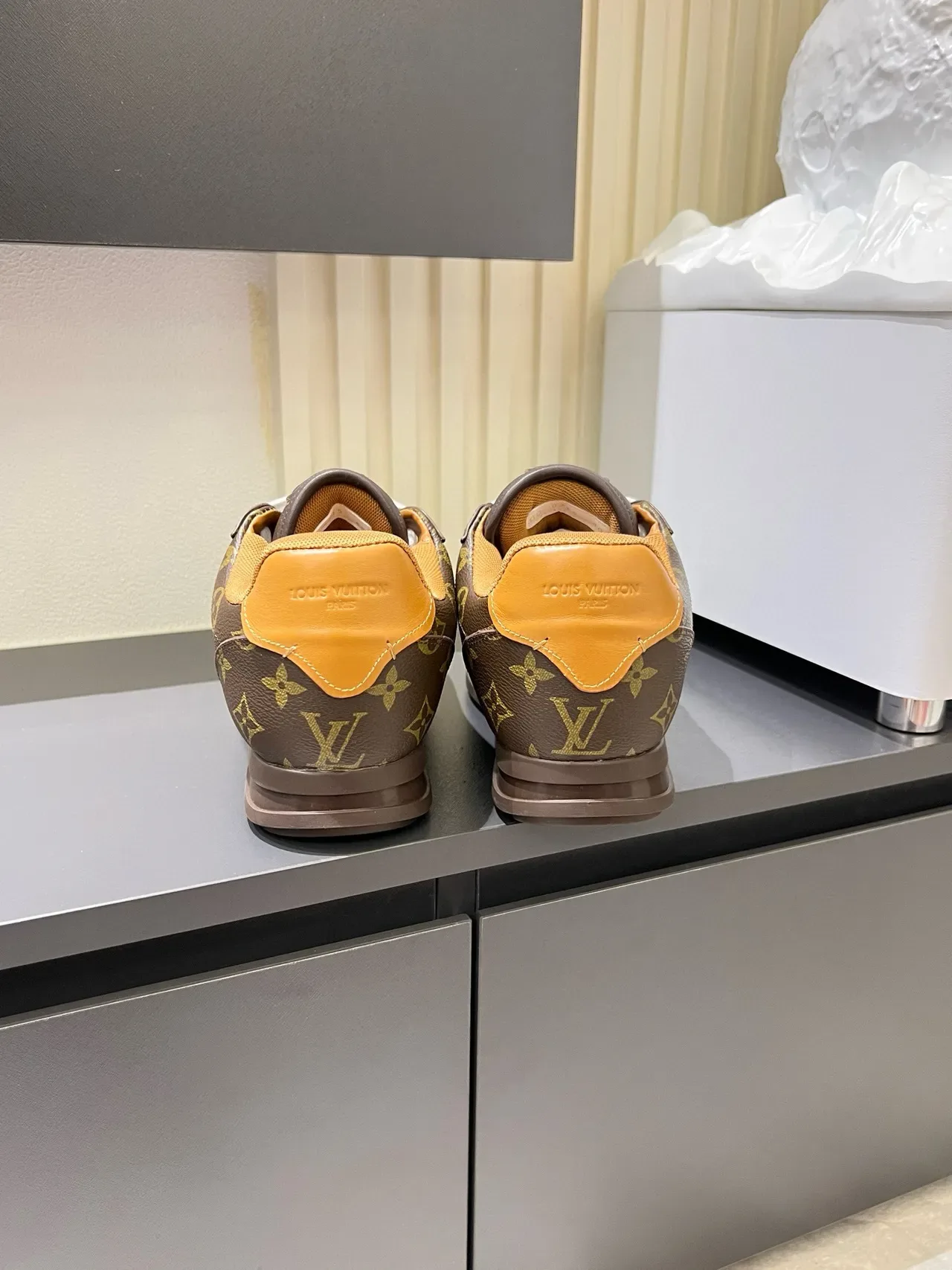 Louis Vuitton LV Trainer Zapatillas Lifestyle Marrón Naranja Monograma Lienzo Logo Embossado 9