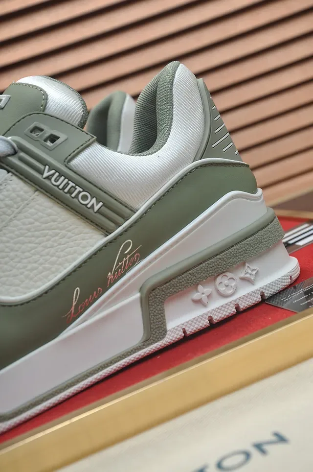 Louis Vuitton LV Trainer Vert Blanc Semelle Stratifiée Panneaux en Cuir Texturisés Sneakers Lifestyle 2