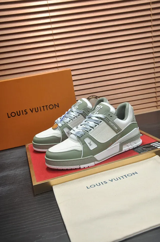 Louis Vuitton LV Trainer Vert Blanc Semelle Stratifiée Panneaux en Cuir Texturisés Sneakers Lifestyle 4