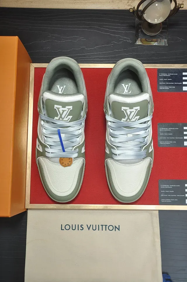 Louis Vuitton LV Trainer Vert Blanc Semelle Stratifiée Panneaux en Cuir Texturisés Sneakers Lifestyle 5