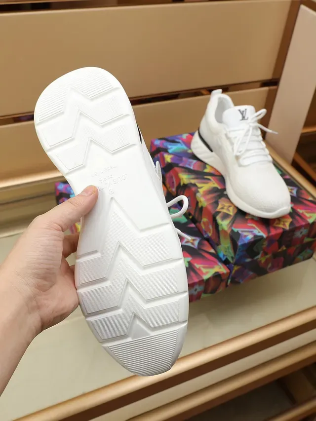 Louis Vuitton LV Trainer Tênis Lifestyle Branco e Preto com Upper de Malha e Língua Integrada 3
