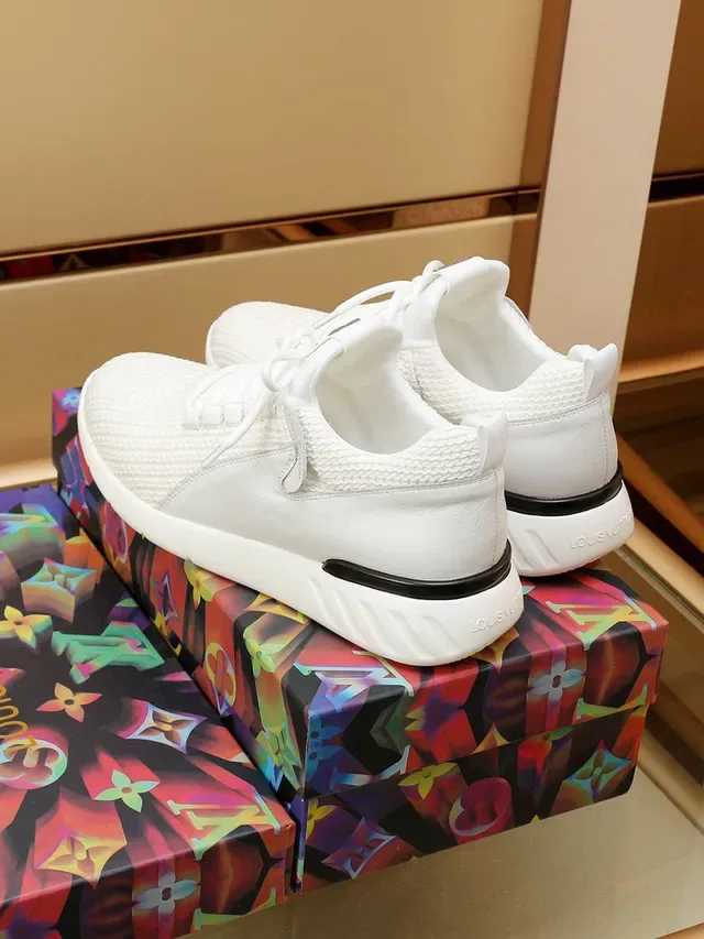 Louis Vuitton LV Trainer Tênis Lifestyle Branco e Preto com Upper de Malha e Língua Integrada 4