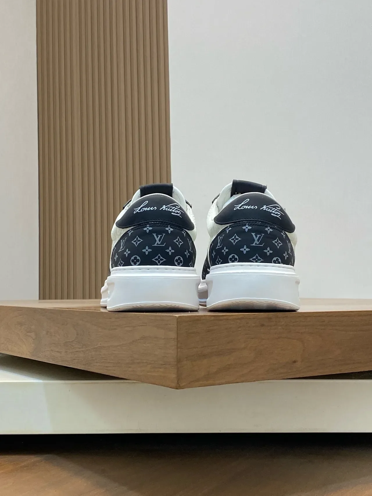 লুইস ভিটন LV Trainer সাদা কালো লো-টপ মনোগ্রাম-প্যানেল লাইফস্টাইল স্নিকার 3