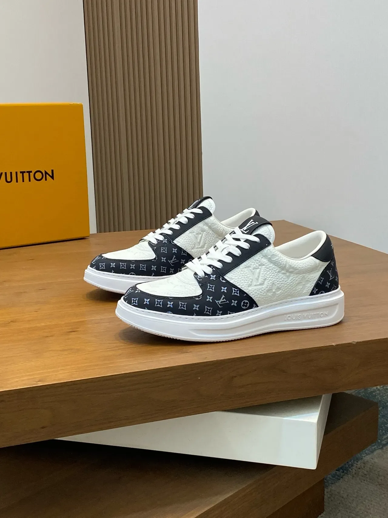 লুইস ভিটন LV Trainer সাদা কালো লো-টপ মনোগ্রাম-প্যানেল লাইফস্টাইল স্নিকার 4