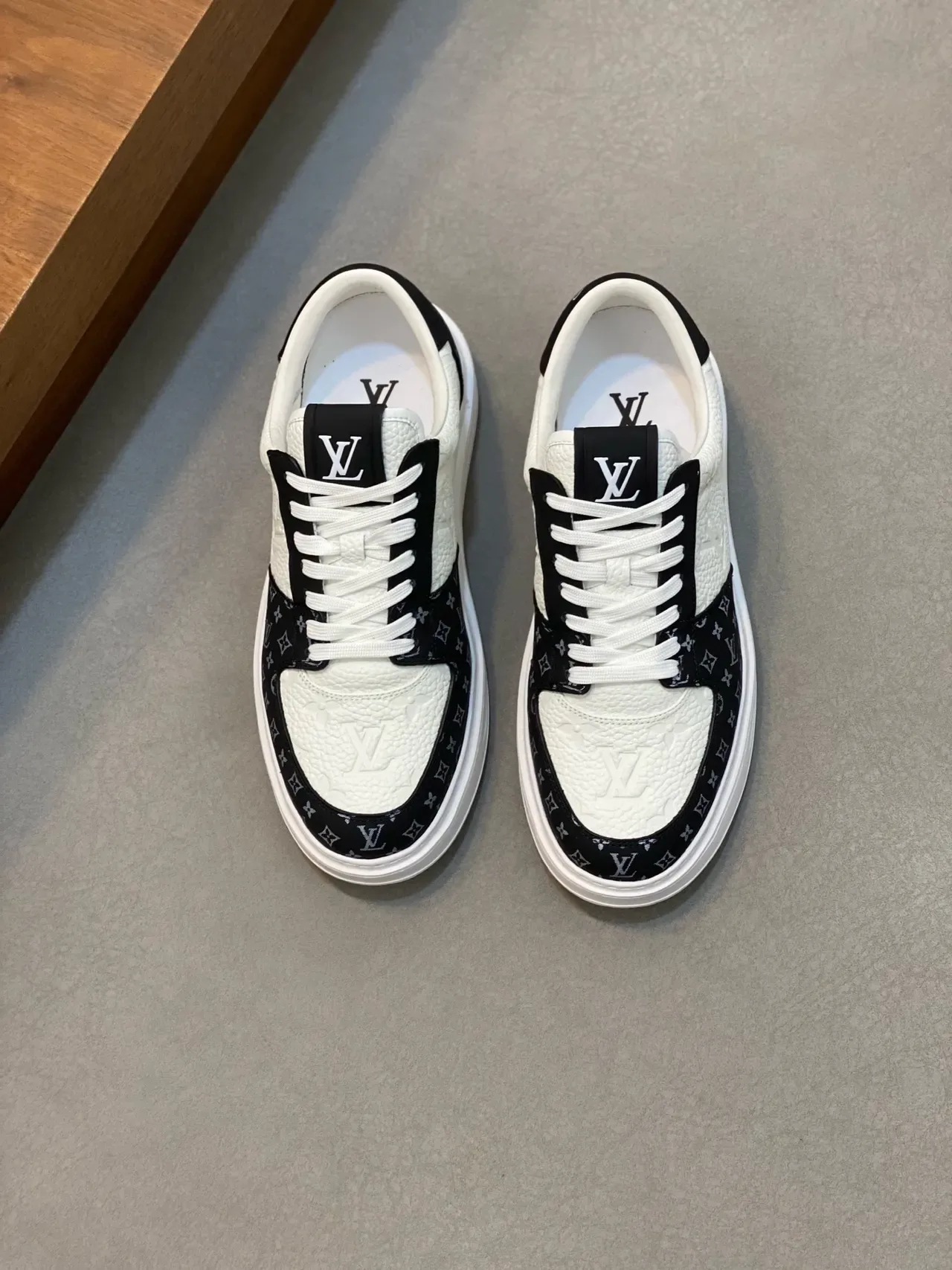 লুইস ভিটন LV Trainer সাদা কালো লো-টপ মনোগ্রাম-প্যানেল লাইফস্টাইল স্নিকার 5
